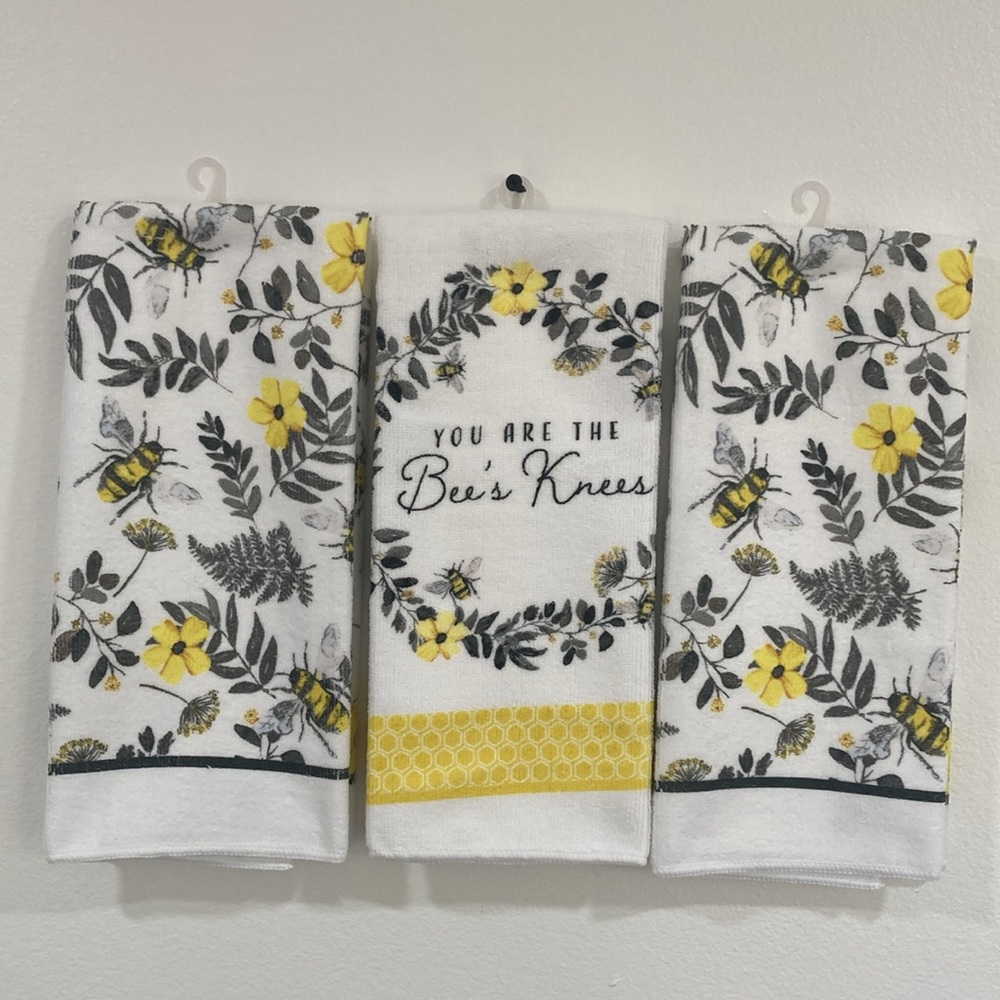 HP NWT Yellow Floral Bees 🐝 & You Are The Bee’s Knees Wreath Kitchen Towels